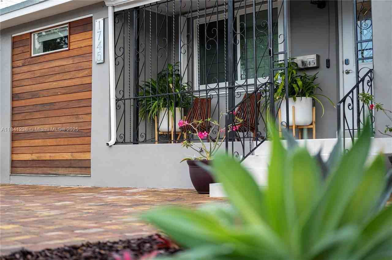 1745 Sw 11th Ter - Photo 2 of 34