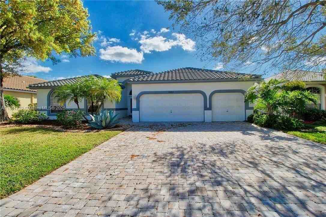 5984 Nw 74th St - Photo 2 of 33