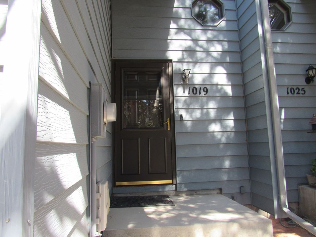 1019 Surrey Ct - Photo 2 of 16