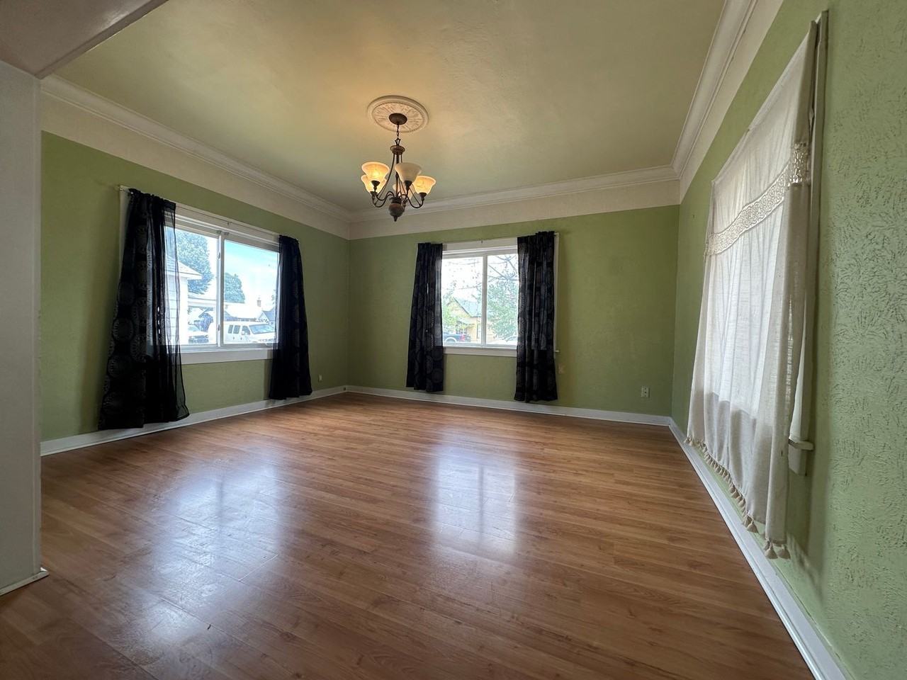 321 S Commercial Ave - Photo 3 of 12
