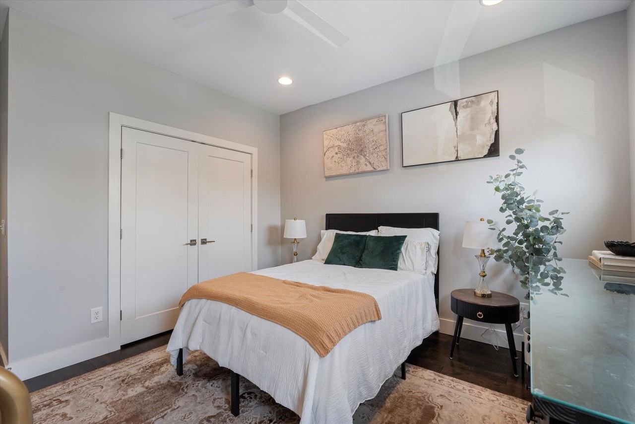 1727B Pecan St - Photo 3 of 37
