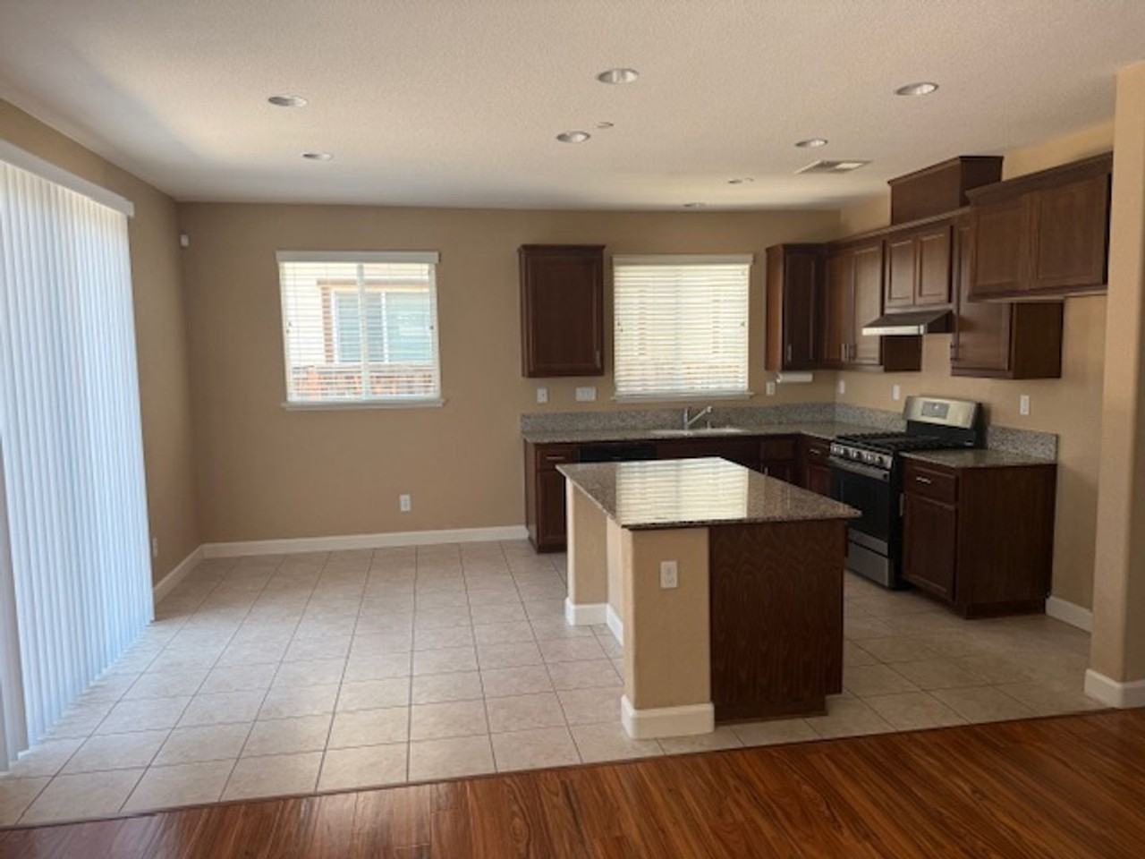 777 Del Mar Cir - Photo 3 of 17