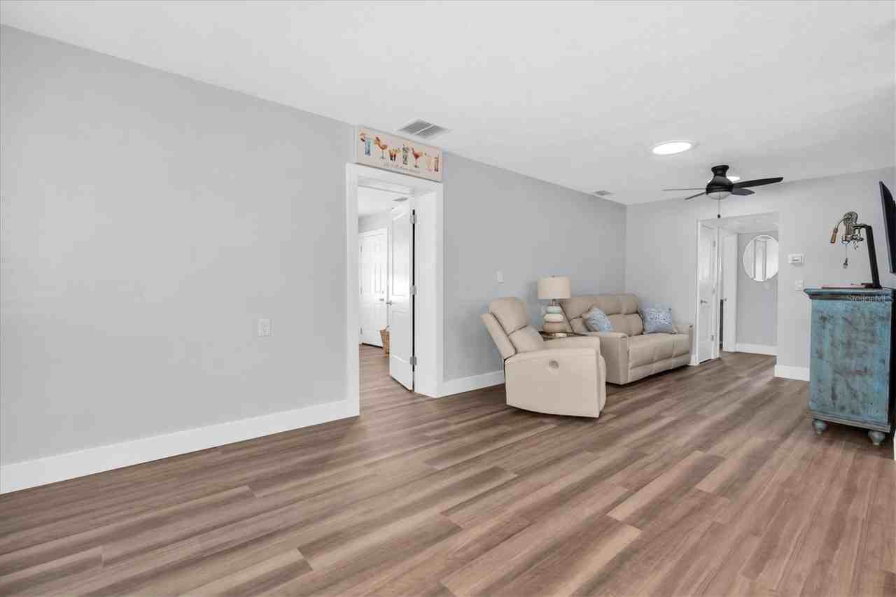 528 77th Ave - Photo 4 of 32