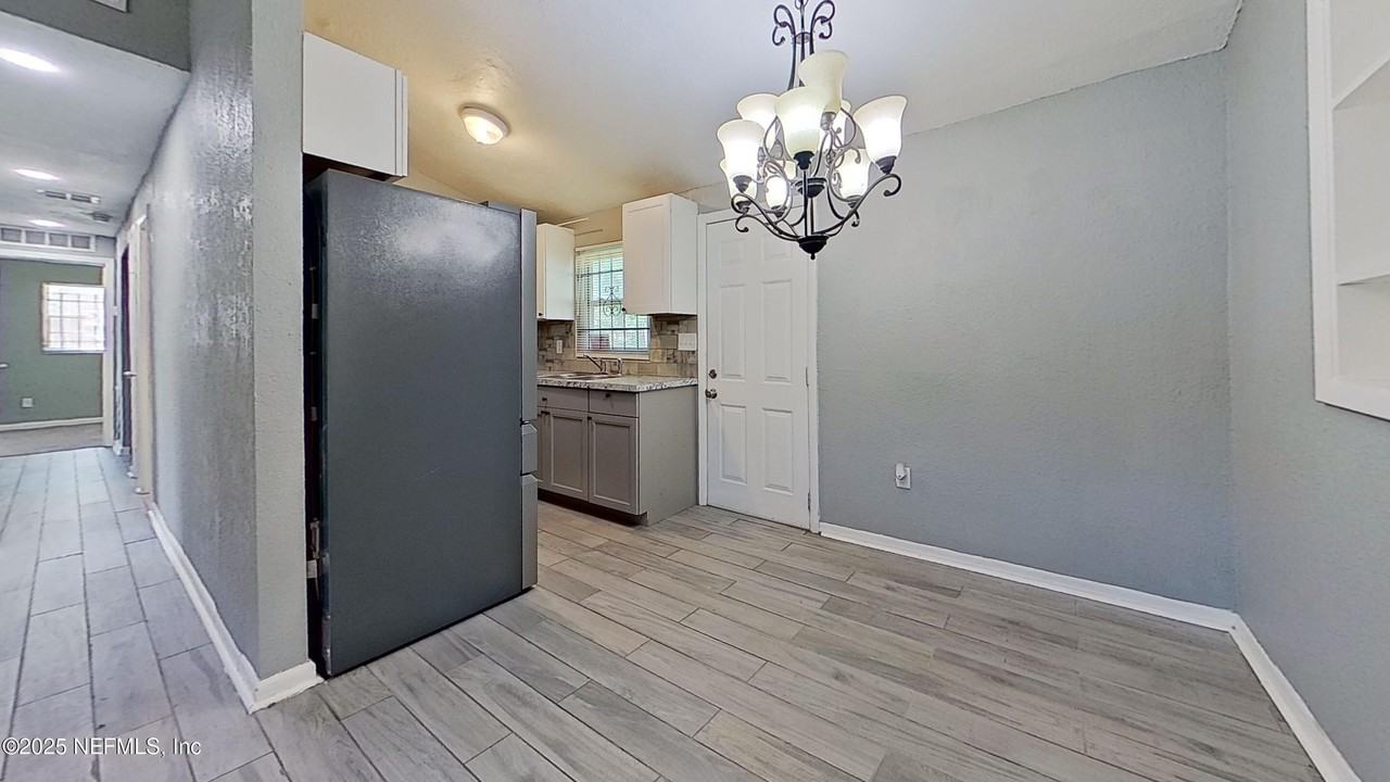 9276 Greenleaf Rd - Photo 4 of 14