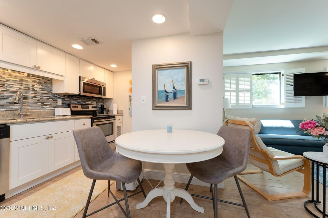 662 Summer Pl - Photo 5 of 20