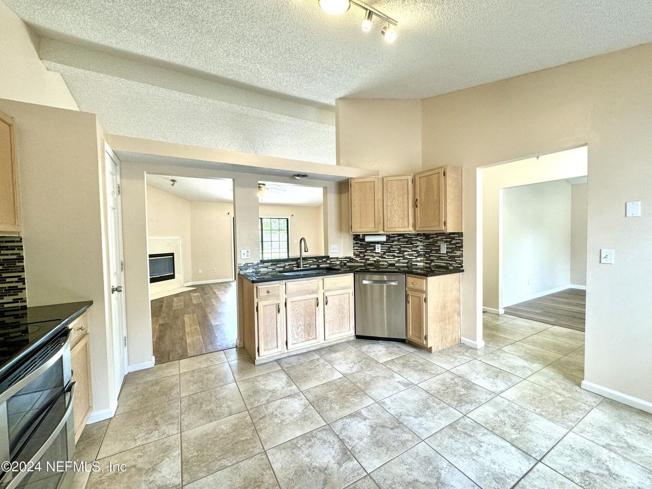 1136 Dorwinion Dr - Photo 7 of 16