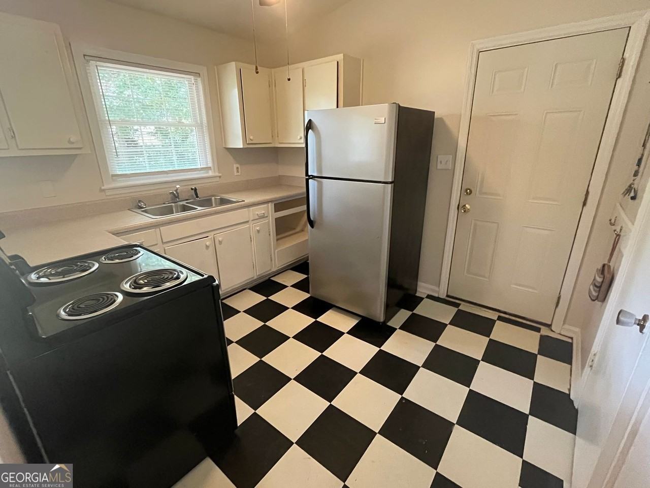 373 Norton Cir Se - Photo 2 of 9