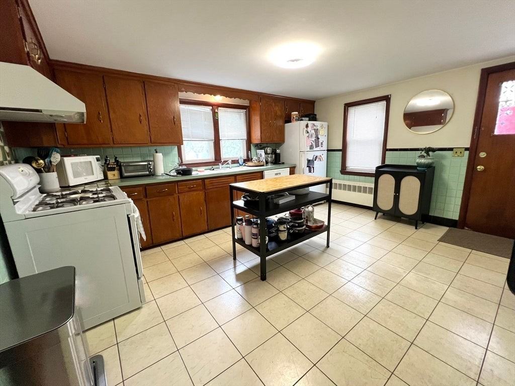 179 Faneuil St - Photo 4 of 17