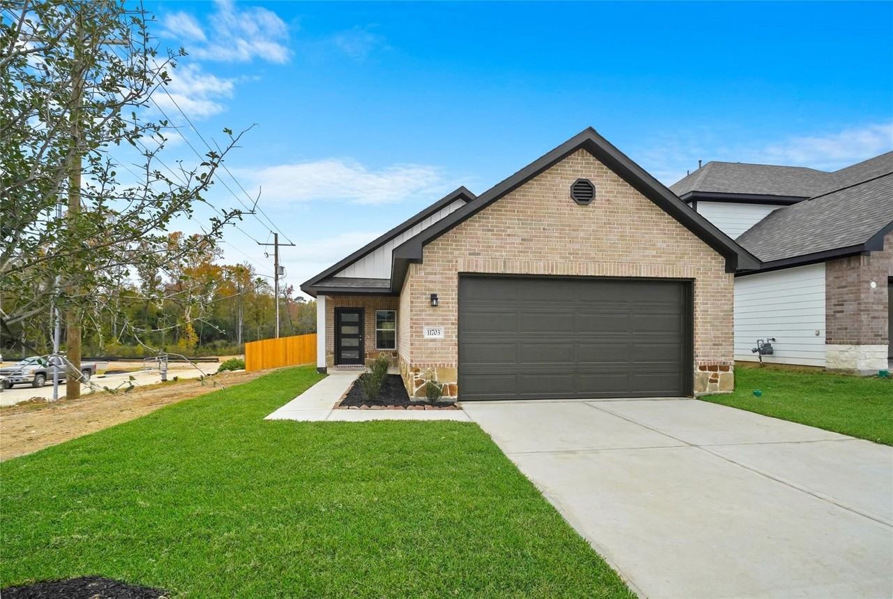 11703 Eclipse Dr - Photo 2 of 20