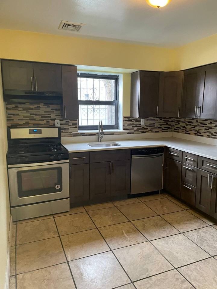 6304 Grand Central Pkwy - Photo 4 of 15