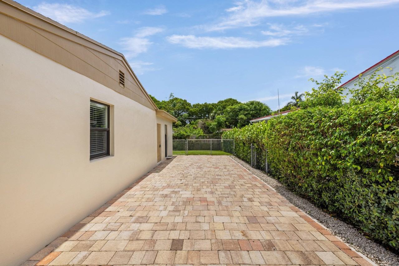 3015 Robert Rd - Photo 4 of 26