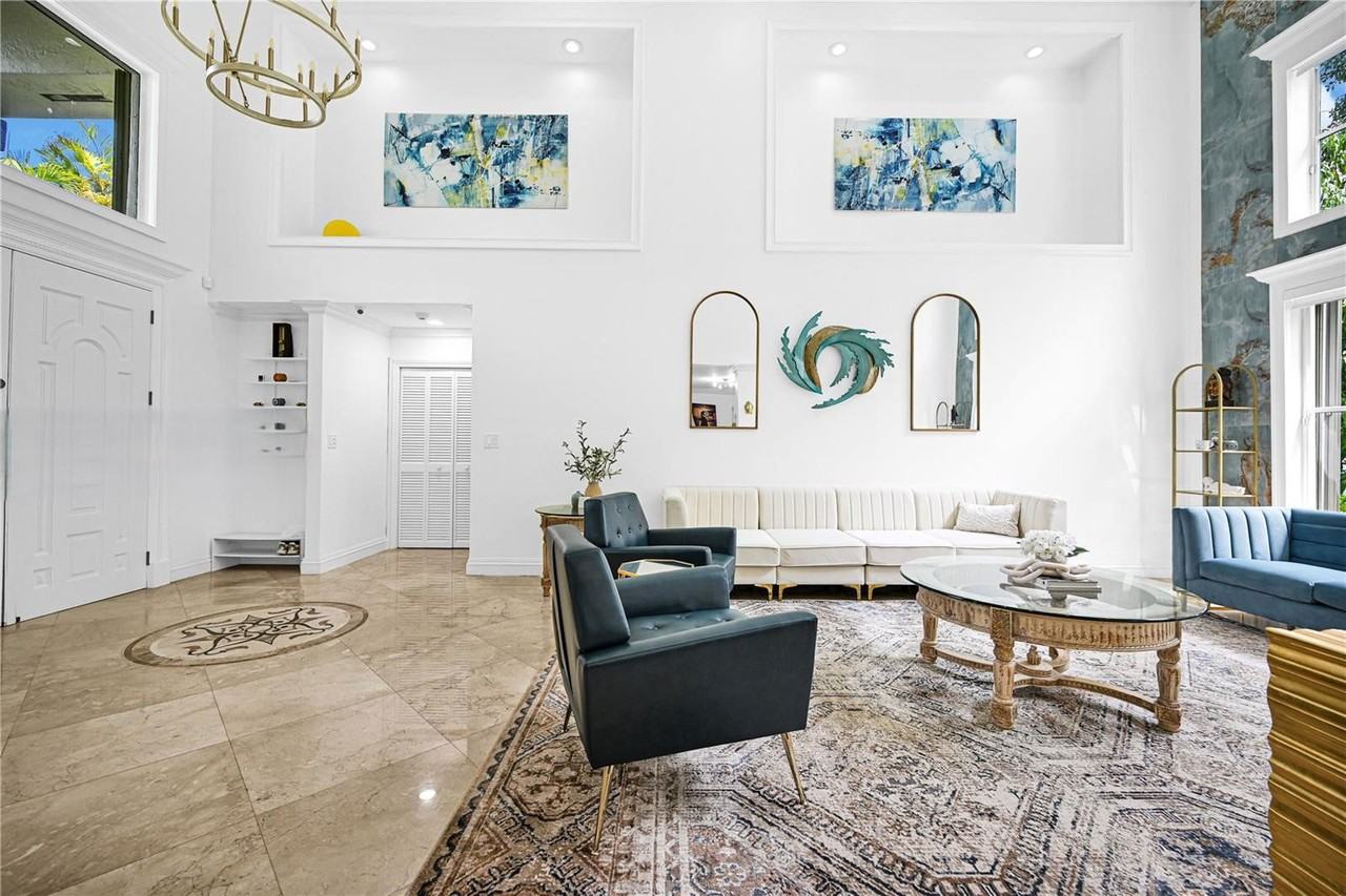 Sw 111th Ter - Photo 2 of 8