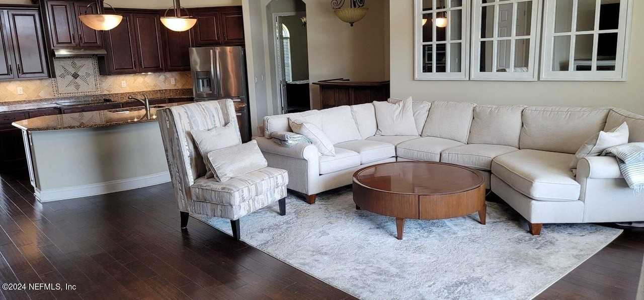 305 Ellsworth Cir - Photo 5 of 20