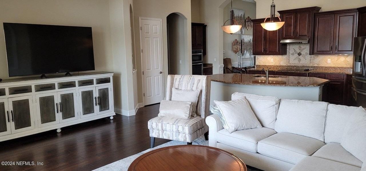 305 Ellsworth Cir - Photo 7 of 20