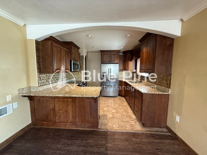 321 Lomax St - Photo 3 of 18