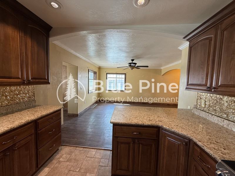 321 Lomax St - Photo 4 of 18