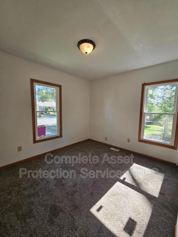 2430 81st St - Photo 4 of 9