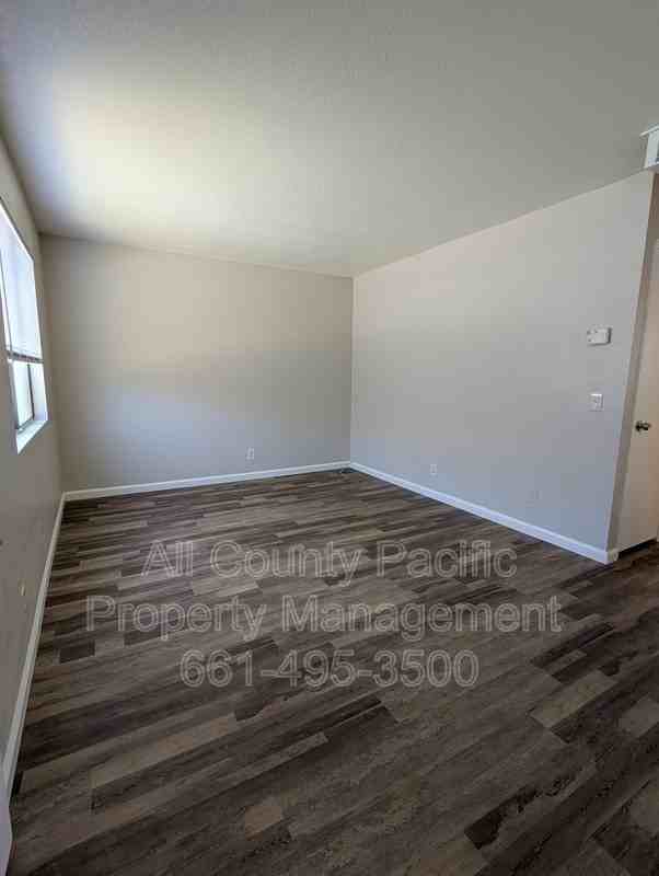 8742 E Avenue U - Photo 2 of 7
