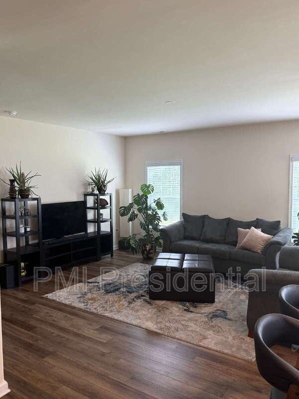 7044 Hepworth Dr - Photo 4 of 19
