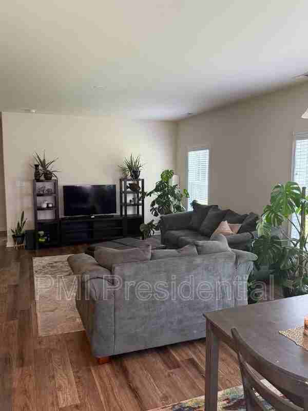 7044 Hepworth Dr - Photo 7 of 19