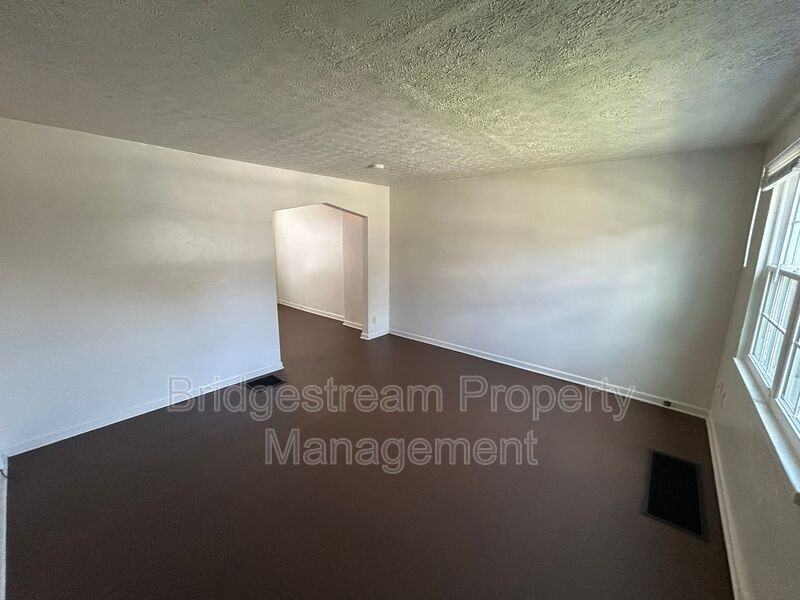 1320 Chardon Ct - Photo 2 of 7
