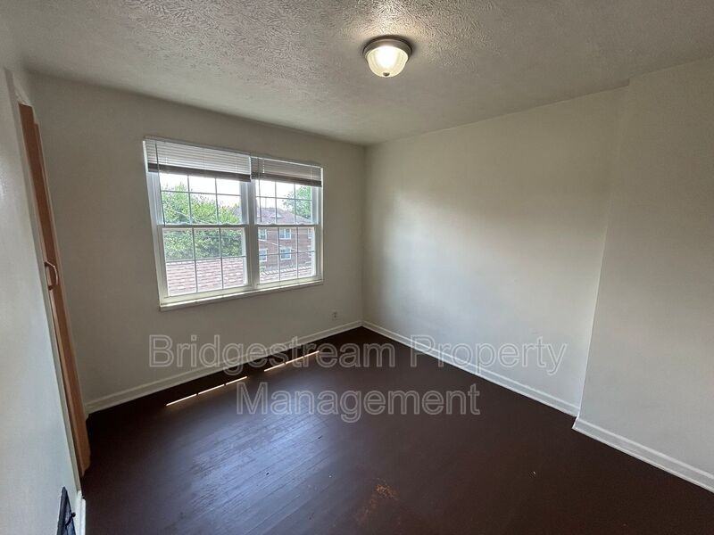 1320 Chardon Ct - Photo 3 of 7