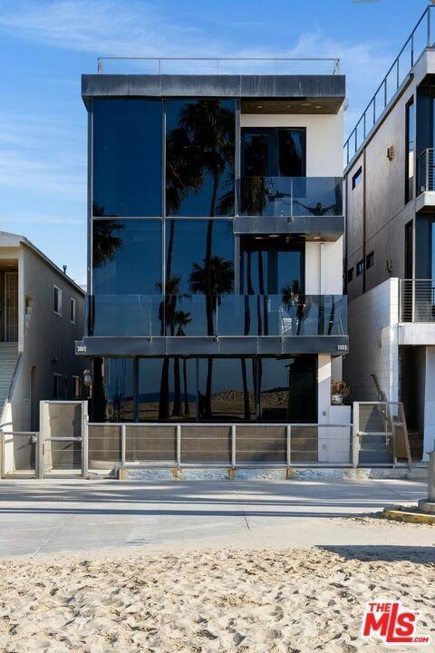3007 Ocean Front Walk - Photo 2 of 33