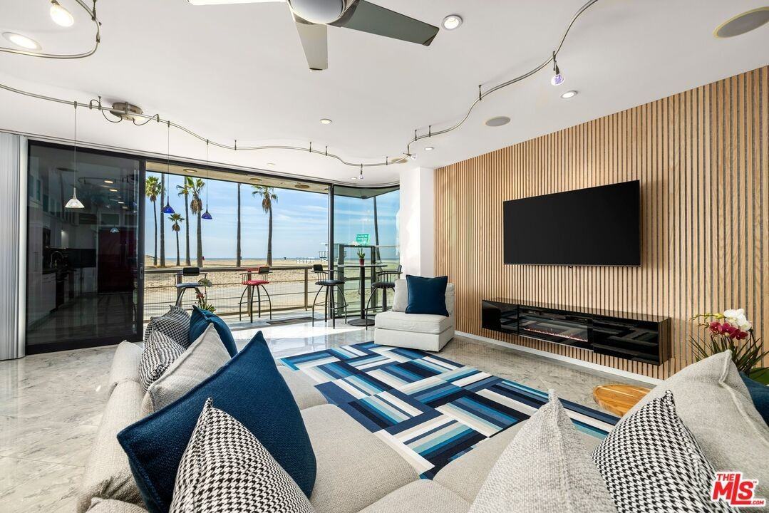 3007 Ocean Front Walk - Photo 3 of 33