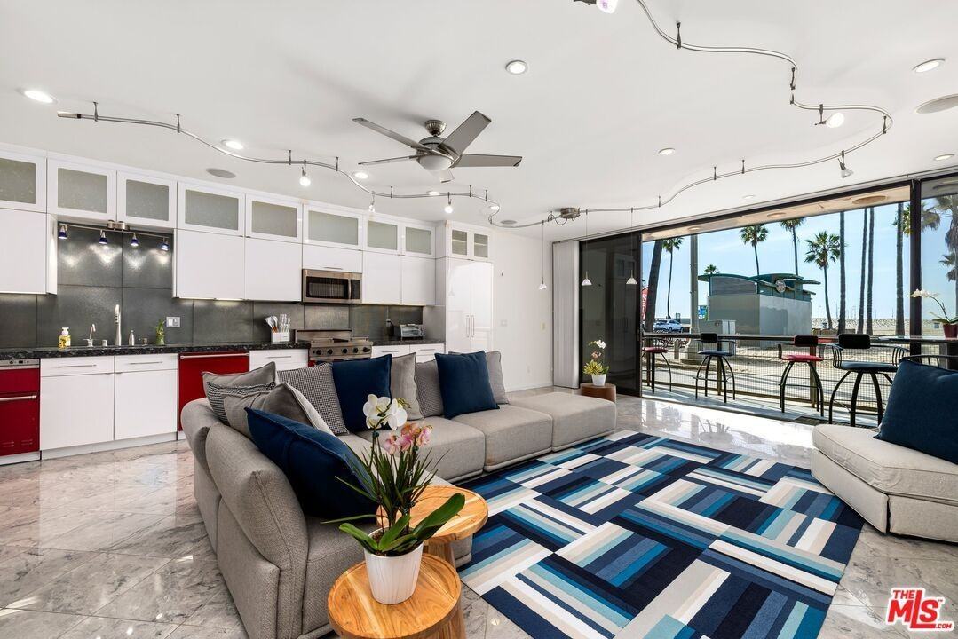 3007 Ocean Front Walk - Photo 4 of 33