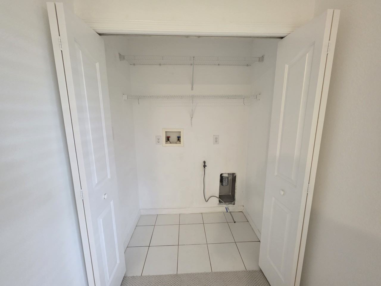 3053 Pointeview Dr - Photo 7 of 31