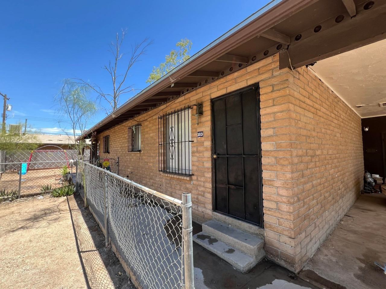 1429 // 303 E Lester St - Photo 3 of 21