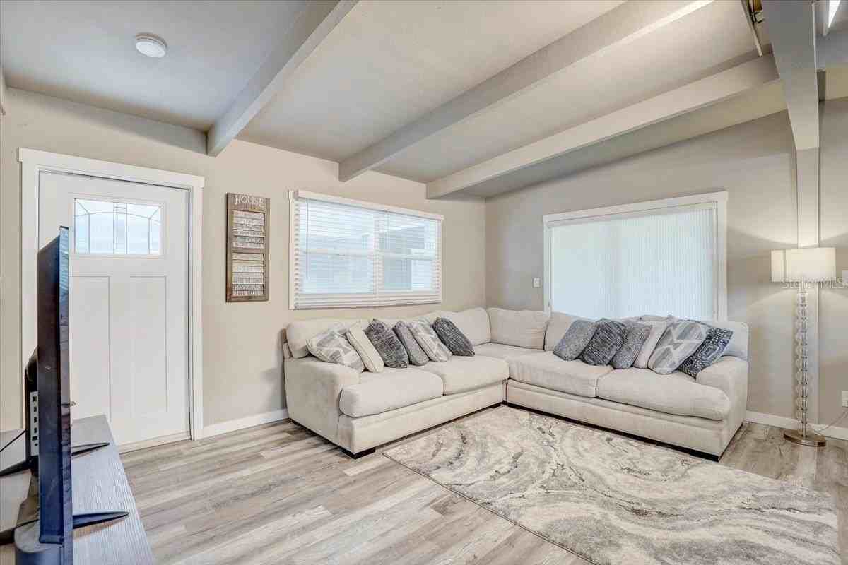 2018 Windsor Way - Photo 4 of 28