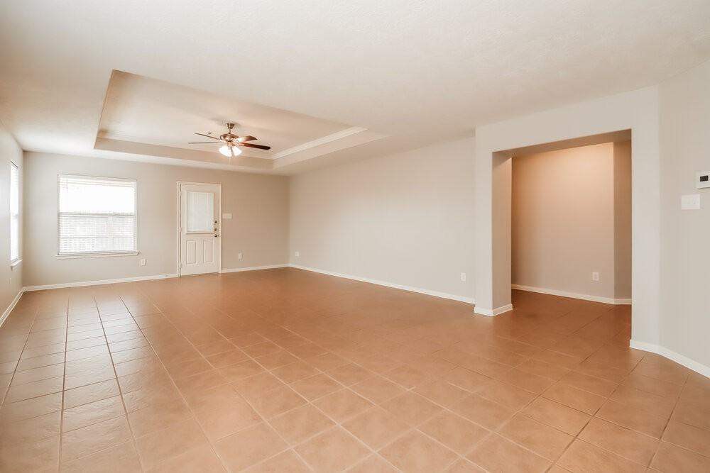 21619 Kingston Terrace Ln - Photo 4 of 17