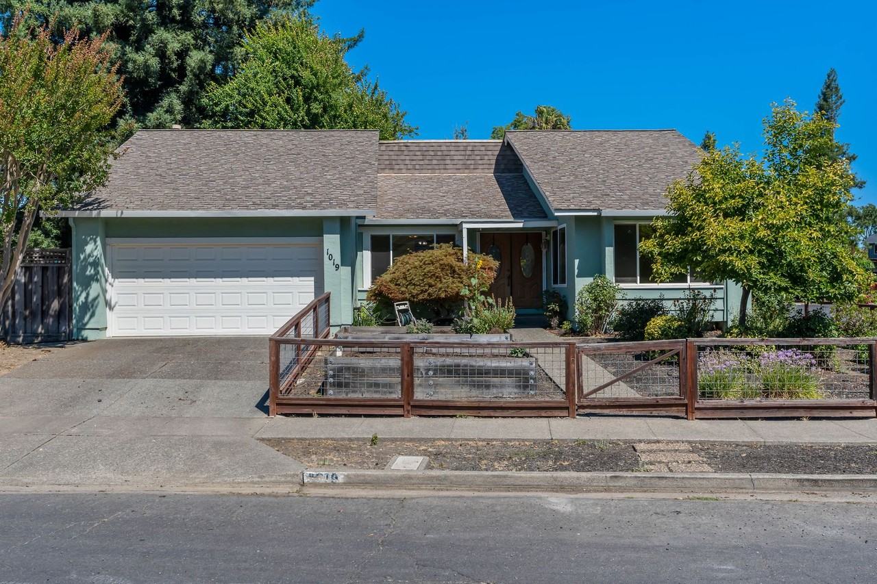 1019 Banbury Ct - Photo 2 of 33