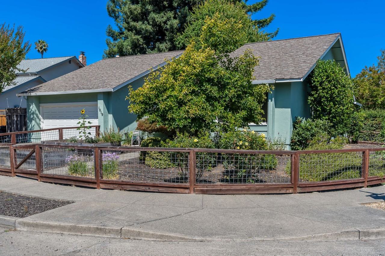 1019 Banbury Ct - Photo 3 of 33