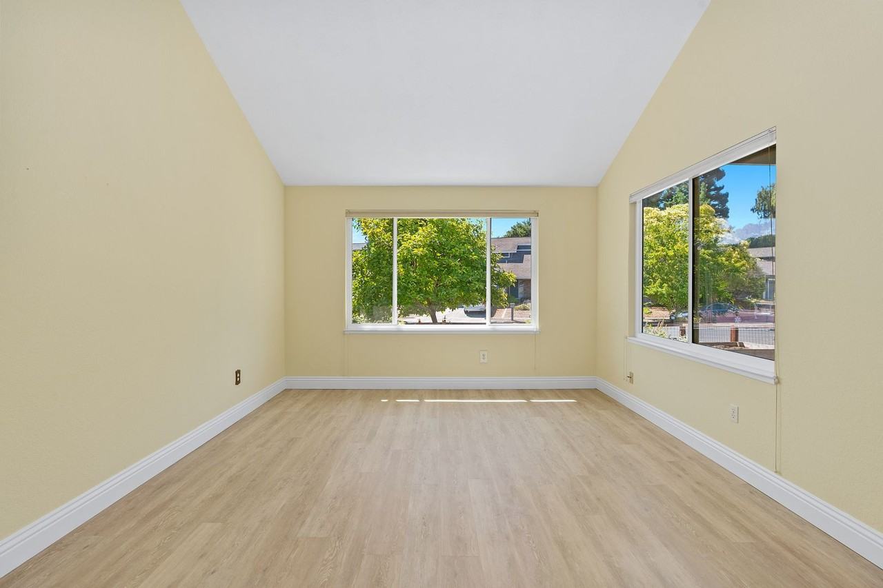 1019 Banbury Ct - Photo 4 of 33