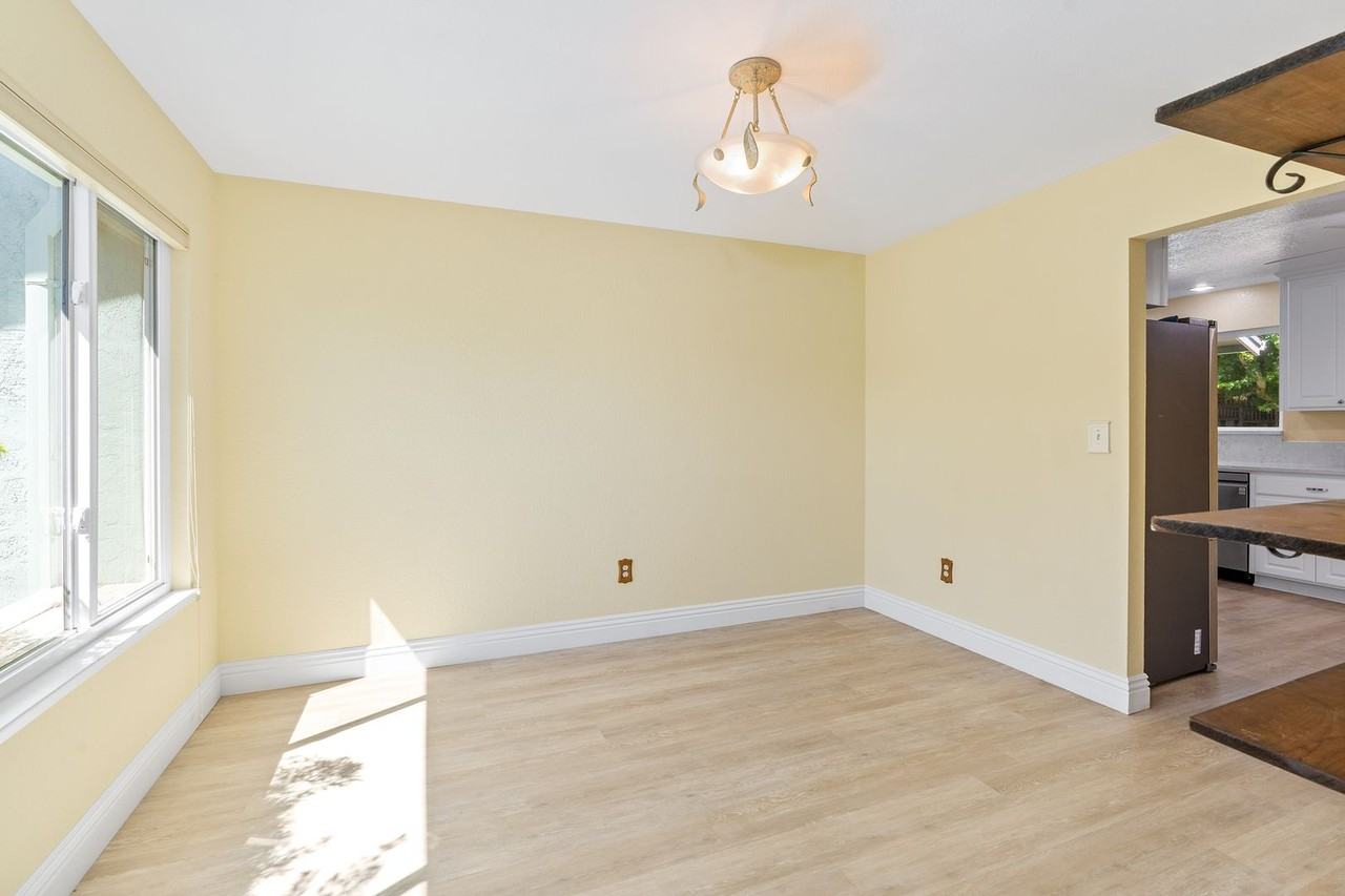 1019 Banbury Ct - Photo 6 of 33