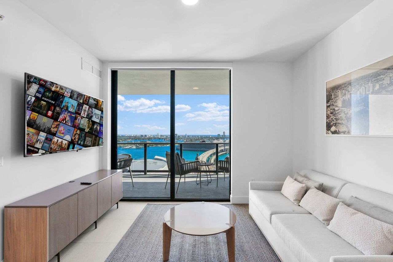 159 Northeast 6th Street - Photo 3 of 50