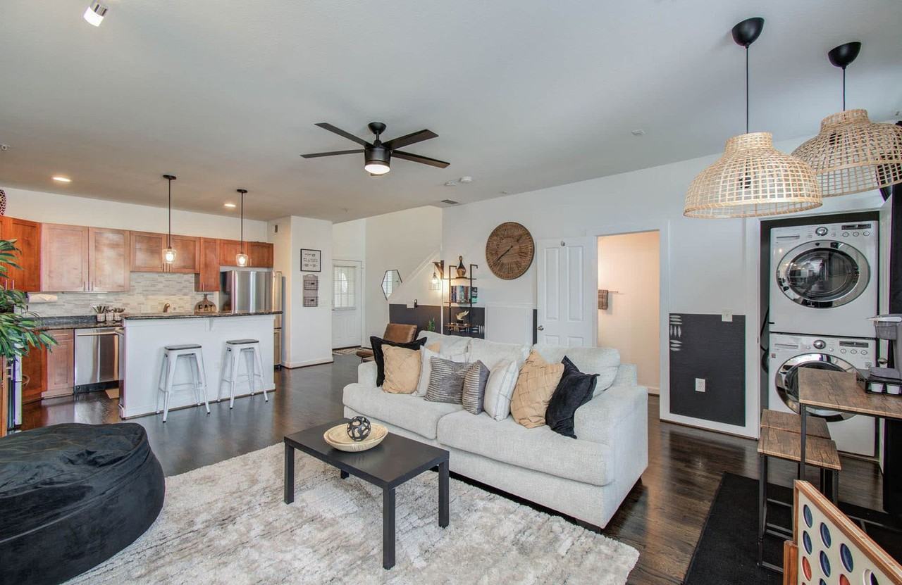 2216 Chenevert St #1256832P - Photo 6 of 22