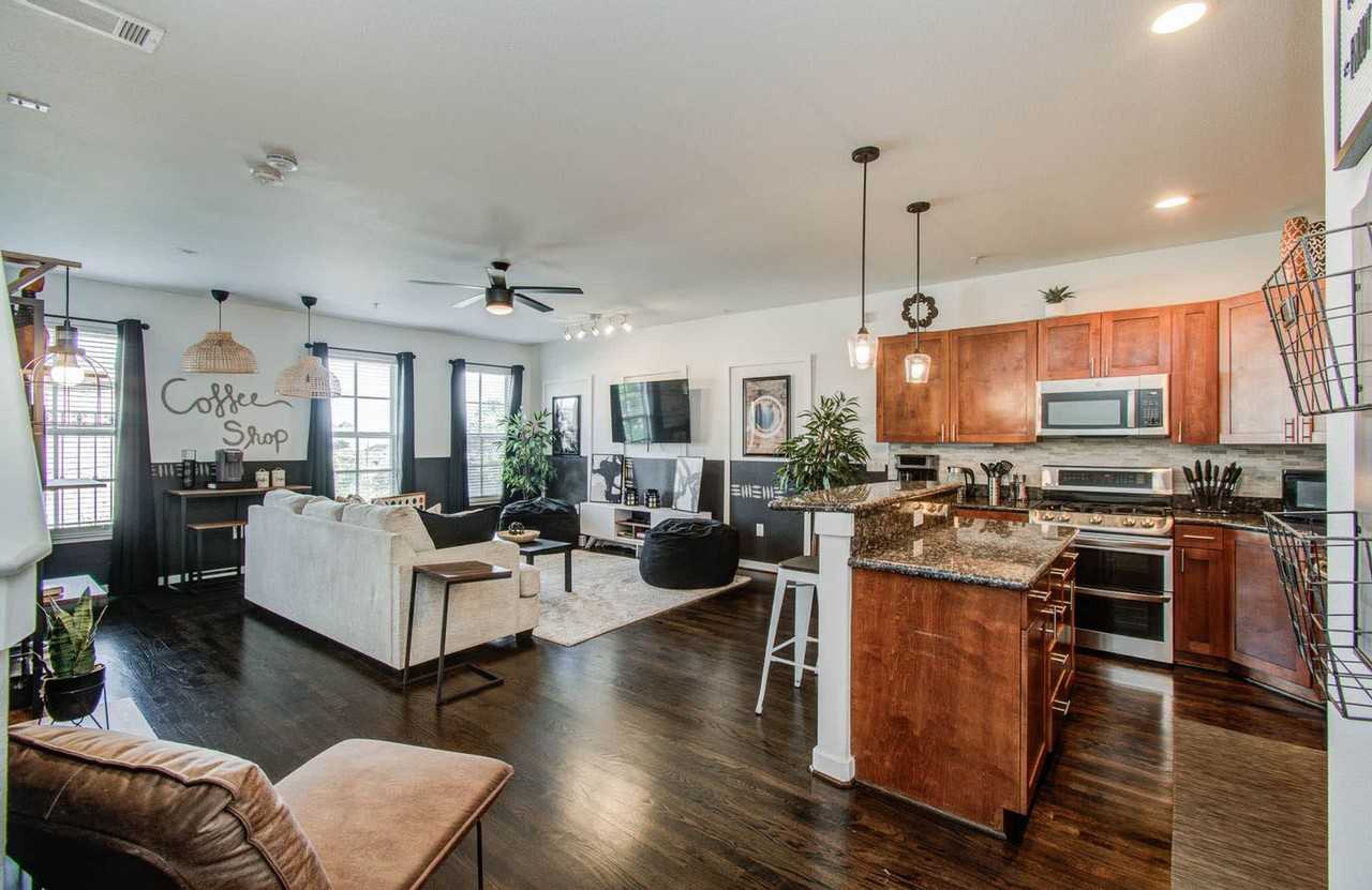 2216 Chenevert St #1256832P - Photo 7 of 22