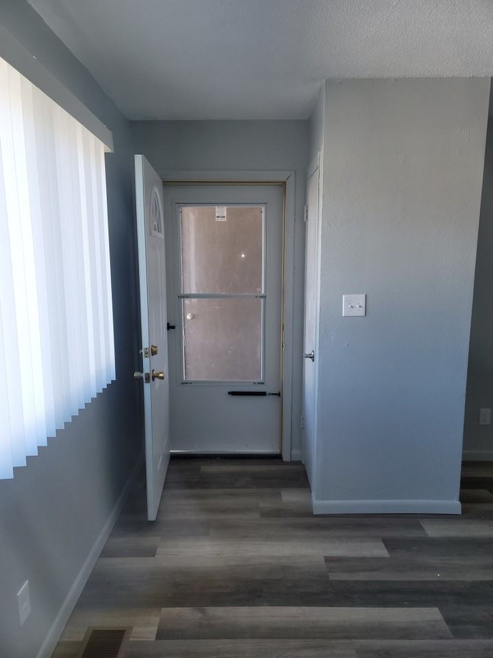 Queens Court Apartments - Photo 7 of 14