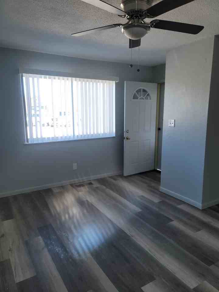 Queens Court Apartments - Photo 5 of 14