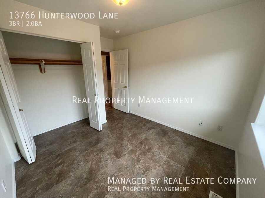 13766 Hunterwood Ln - Photo 3 of 17