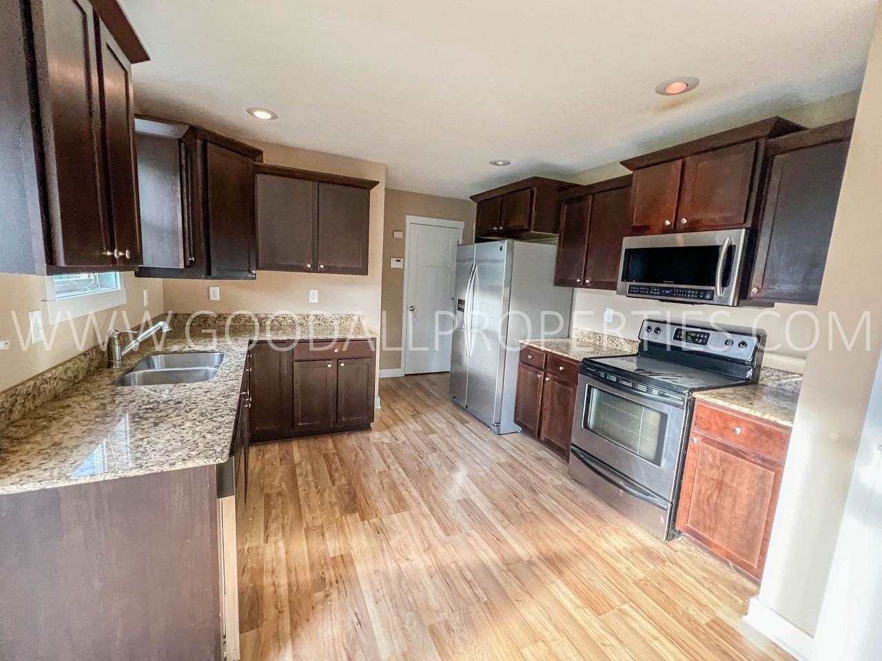 1903 Se Clover Ridge Dr - Photo 2 of 16
