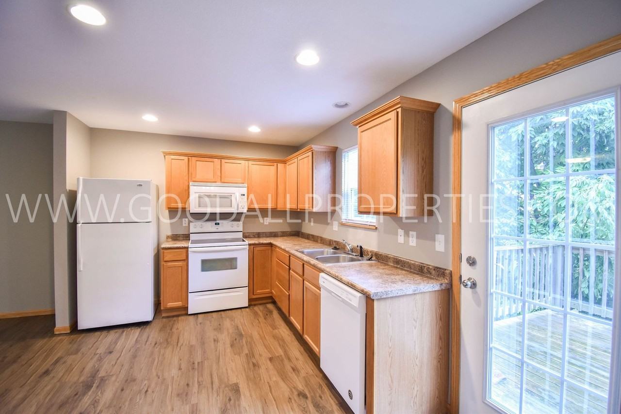 15215 Townsend Ave - Photo 2 of 16