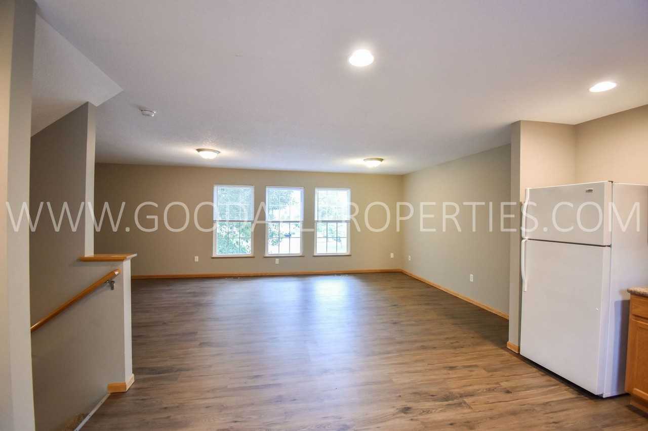 15215 Townsend Ave - Photo 5 of 16