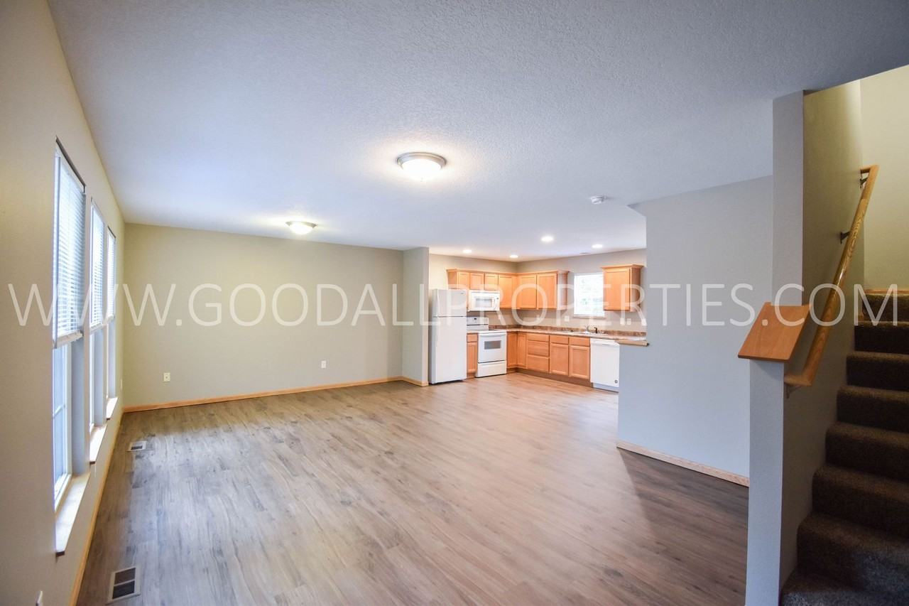 15215 Townsend Ave - Photo 4 of 16