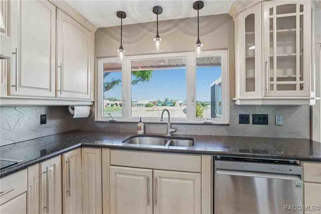 1717 Danbury Dr - Photo 4 of 35