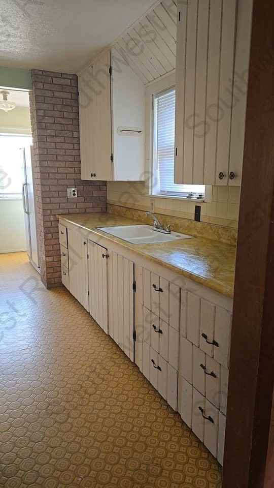 1016 Axtell St - Photo 2 of 13