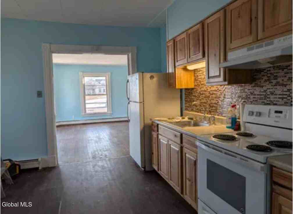 155 Champlain Ave - Photo 4 of 10